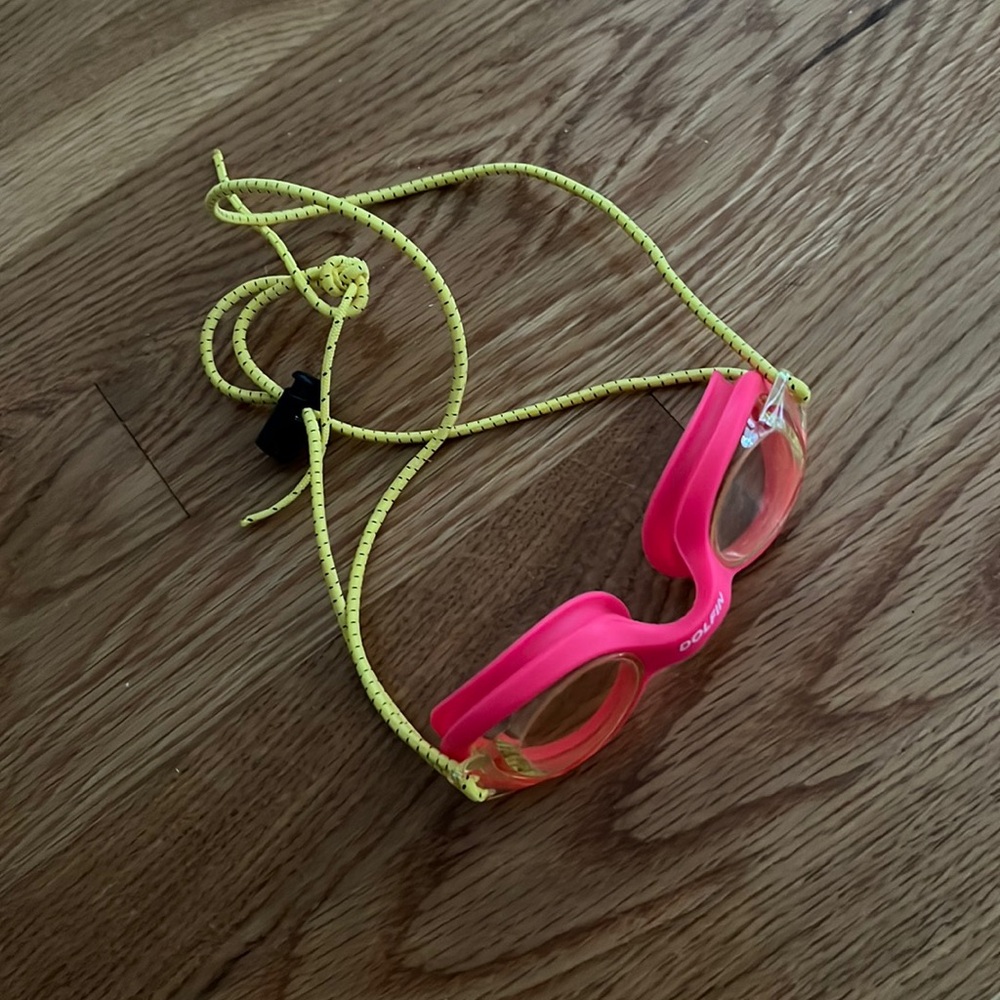 Dolfin goggles w bungee string